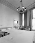 59273 Interieur van een aan het Janskerkhof gelegen hotelkamer op de tweede verdieping van het Hotel-restaurant des ...